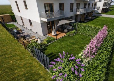 Klimatyczny ogródek przy bloku mieszkalnym na Wiaduktowej